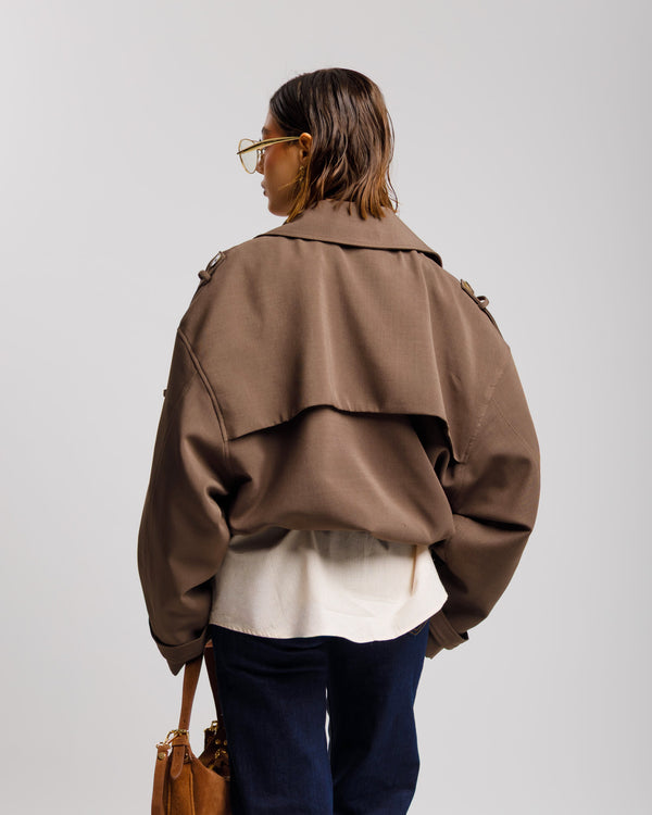 Trench corto collo alto MARRONE - W25226