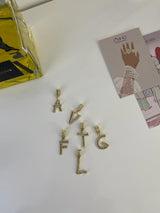 Ciondolo in strass con lettera - sv07