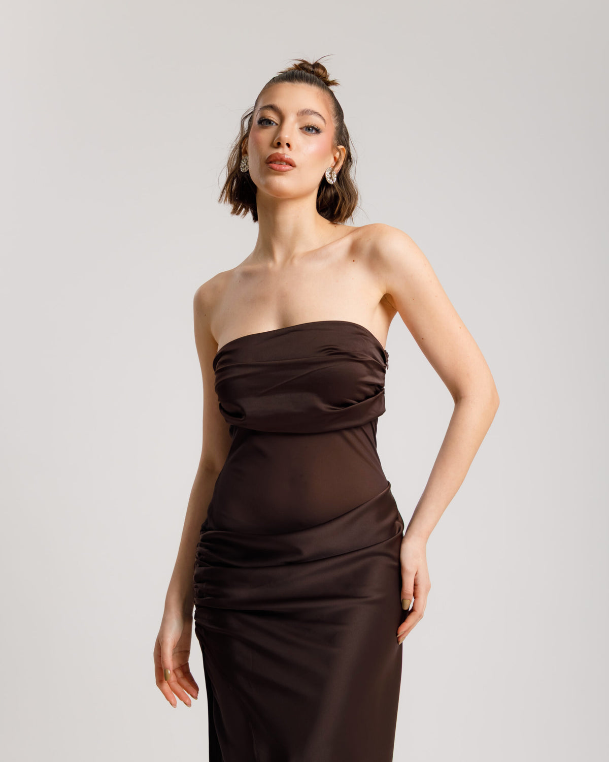Abito satin fasciato MARRONE - 517152