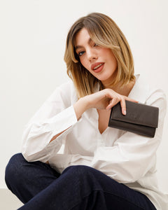 Portafoglio in pelle medio con patta marrone - LOVING BAGS