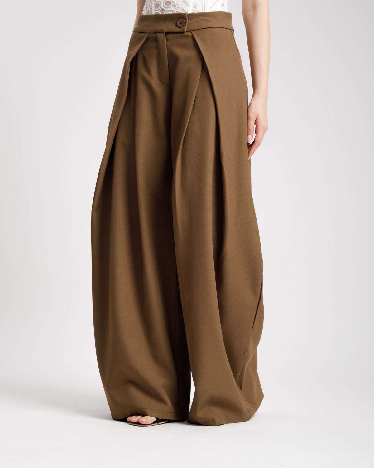 Pantaloni palazzo con pieghe MARRONE - KLL1