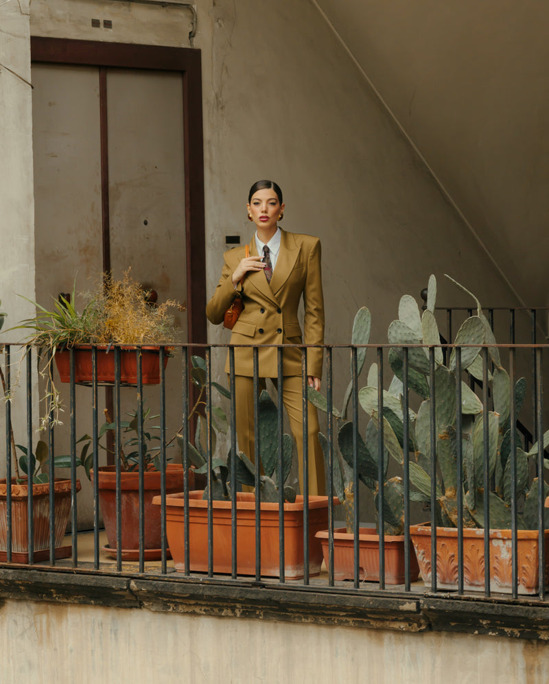 Il tailleur perfetto esiste. Made in Italy, ByLoving.